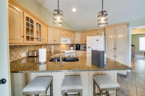 Stunning Lake Hamilton Getaway with Hot Tub! in Hot Springs, USA