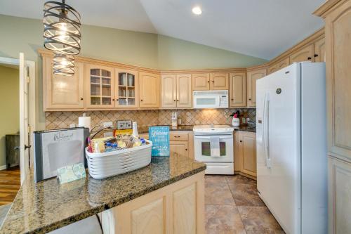 Stunning Lake Hamilton Getaway with Hot Tub! in Hot Springs, USA