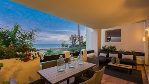 Frontline luxury 10 mins from Puerto Banús RDR303 (Frontline luxury 10 mins from Puerto Banus RDR303) in Estepona