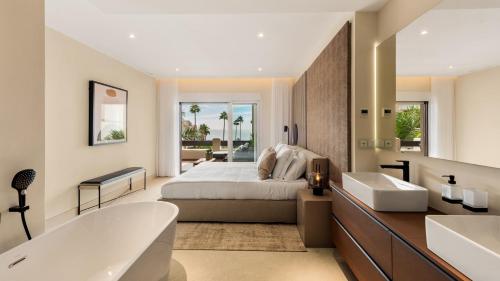 Frontline luxury 10 mins from Puerto Banús RDR303 (Frontline luxury 10 mins from Puerto Banus RDR303) in Estepona