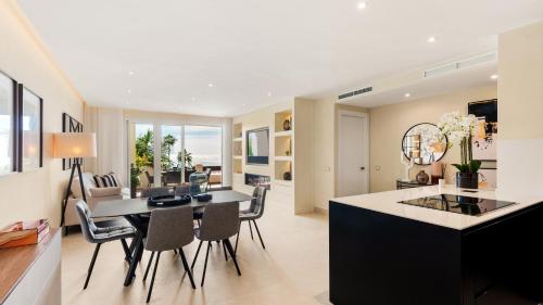 Frontline luxury 10 mins from Puerto Banús RDR303 (Frontline luxury 10 mins from Puerto Banus RDR303) in Estepona