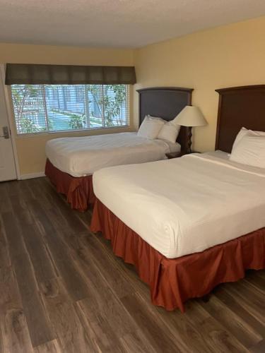 Club Destin Condos near Joe's Crab Shack