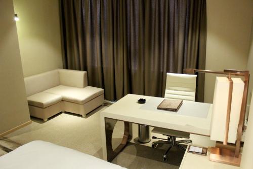 Gallery F Hotel Ideally located in the Chu River Han Street Donghu Scenic Area area, Gallery F Hotel promises a relaxing and wonderful visit. Offering a variety of facilities and services, the property provides all y