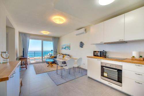 dapur, VB Bellavista 2BDR Stunning Seaviews in Torremuelle