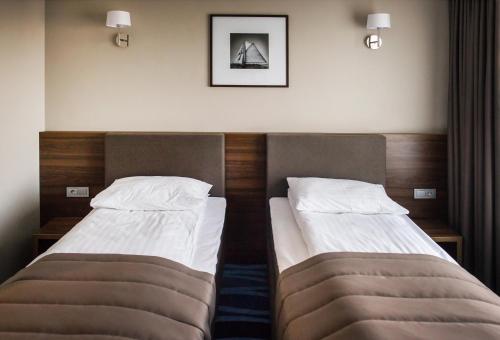 2 twin beds