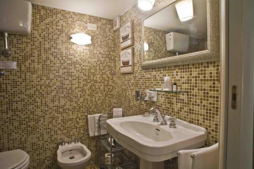Relais San Lorenzo Historic Centre Rooms & Suites - image 3
