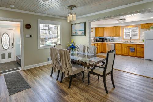 Manistee Cottage Near Beach and Dtwn in Manistee, USA