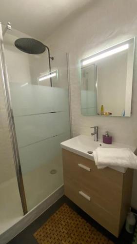 Bathroom, Confortable apartment self check in in Savigny Sur Orge