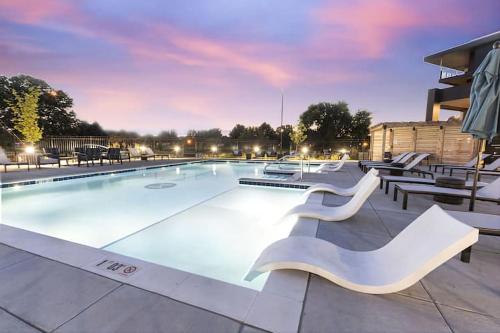 Contemporary 1 BDRM Apt with Pool Parking Gym