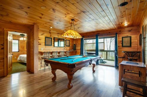 Bear Crossing MTN View Hot Tub Game Room in Gatlinburg, USA