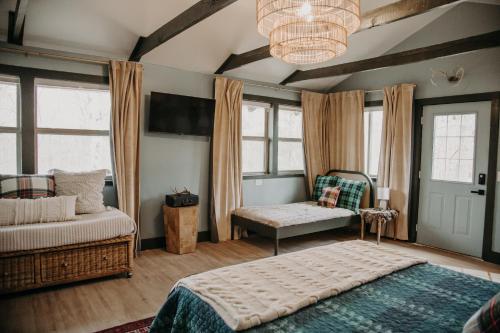 1 queen bed, 1 twin bed
