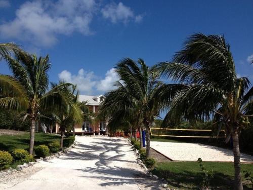 Beautiful Island Villa - Beach Access on Private 2 Acres in Queen's Highway