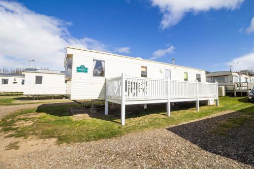 6 Berth Caravan For Hire With Decking At Manor Park In Norfolk Ref 23017s