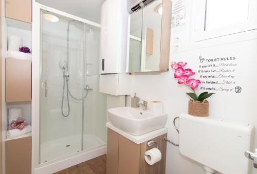 Floating House Adela – Portoroz, MO