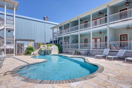 Quaint New Braunfels Condo with Community Pool! - image 10