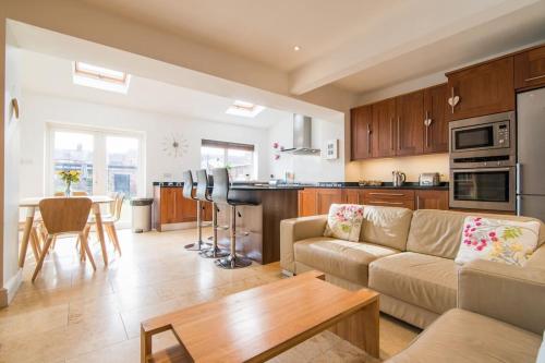Beautiful house and garden. 10 mins from city.