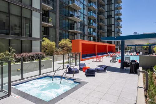 Top Floor 3 Bed 3 Bath Penthouse Living In Luxury, Los Angeles (photo 3)
