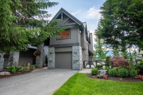 Pinnacle Ridge 34 - Ski In Ski Out, Private Hot Tub, Recently Renovated, Gas Fireplace in Whistler, Canada