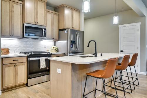 Elegant Vancouver Townhome - 18 Mi to Portland in Mount Vista (WA)