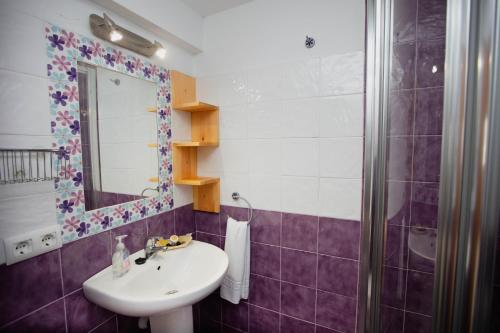 Studio (2 Adults) image 10
