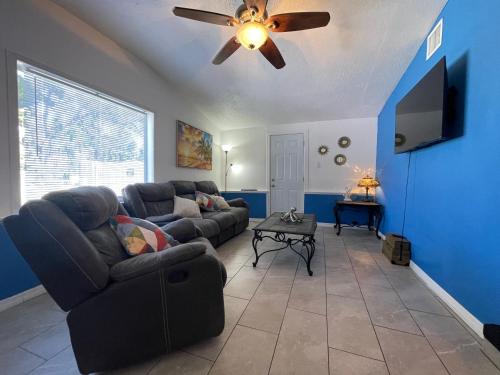 The Little Blue House - Pet Friendly! Fenced Backyard with Tiki Bar & Fire Pit