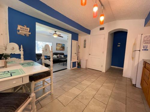 The Little Blue House - Pet Friendly! Fenced Backyard with Tiki Bar & Fire Pit