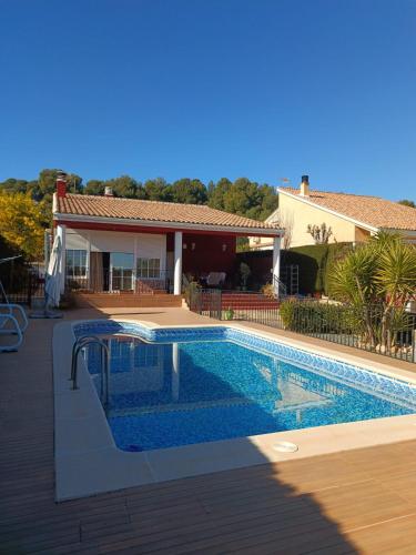 Chalet con piscina en Liria