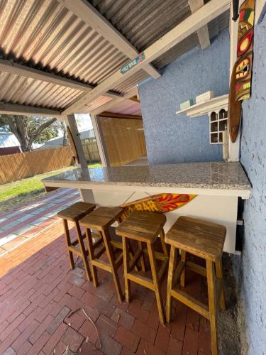 The Little Blue House - Pet Friendly! Fenced Backyard with Tiki Bar & Fire Pit