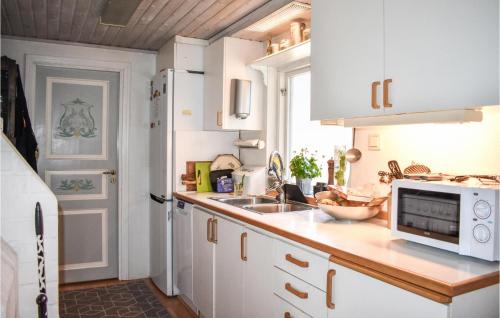 Kitchen, Stunning Home In Borrby With Wifi in Spraggehusen