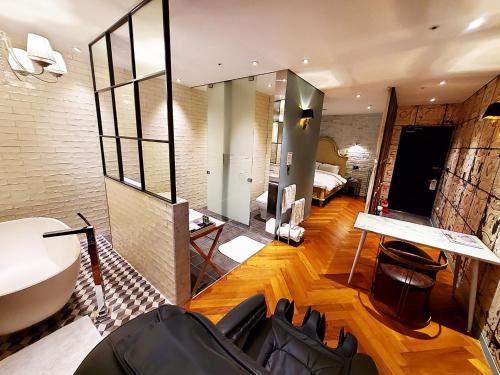 room detail thumbnail 1