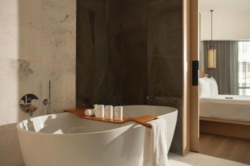 room detail thumbnail 2