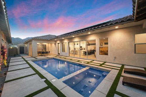Gorgeous BRAND NEW HOME! (walk to Stadium Course!)