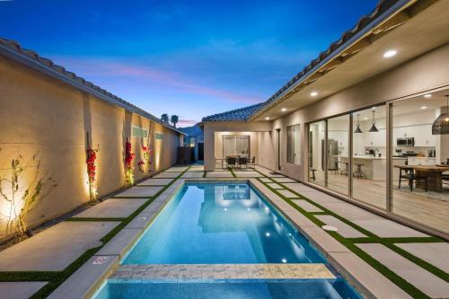 Gorgeous BRAND NEW HOME! walk to Stadium Course! in La Quinta, USA