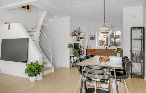 Gorgeous Home In Kbenhavn S With Kitchen