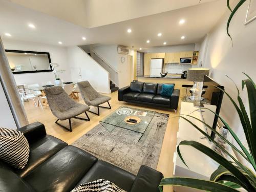 Spacious 4 BR and 2 Bathrooms City Apartment - image 3