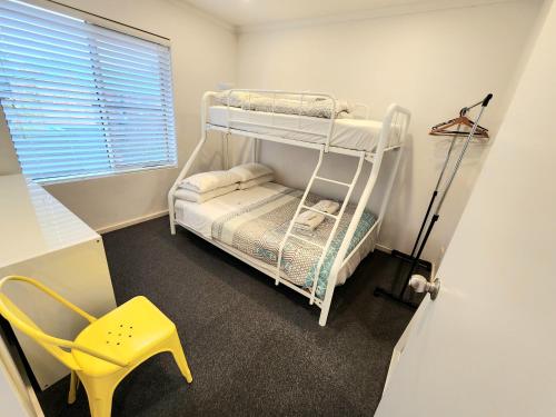 Spacious 4 BR and 2 Bathrooms City Apartment - image 4