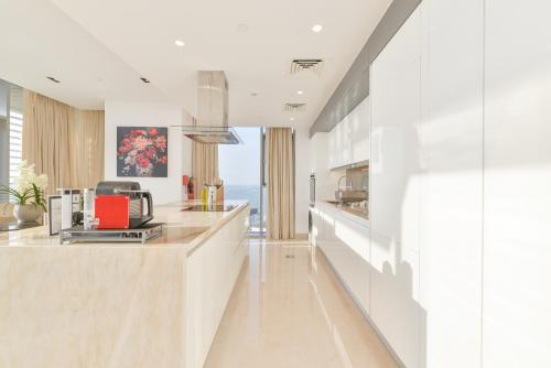 Posh 2 BR Oceanfront Apt in the Heart of Bluewaters Island, Dubai (photo 5)