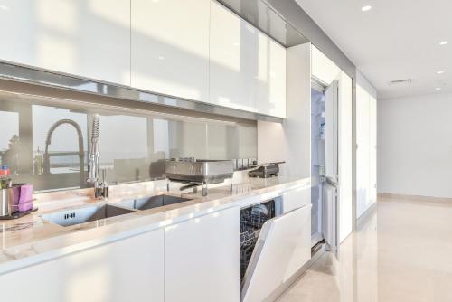 Posh 2 BR Oceanfront Apt in the Heart of Bluewaters Island, Dubai (photo 10)