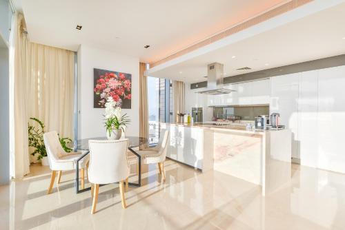 Posh 2 BR Oceanfront Apt in the Heart of Bluewaters Island, Dubai (photo 3)