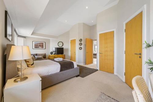 Luxury Waterfront Penthouse with Parking & Balcony - image 3