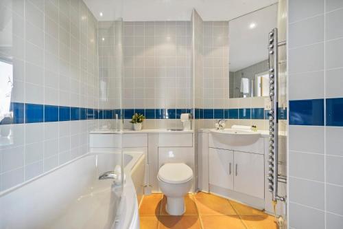 Luxury Waterfront Penthouse with Parking & Balcony - image 7