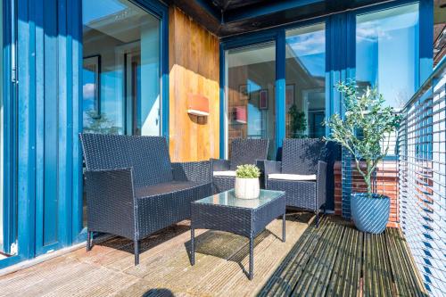 Luxury Waterfront Penthouse with Parking & Balcony - main image