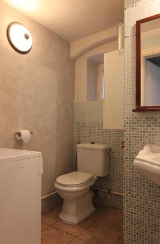 1 Bed Flat - Sleeps 3 - Courtyard - Wifi, Прага (фото 7)