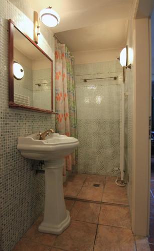 1 Bed Flat - Sleeps 3 - Courtyard - Wifi, Прага (фото 8)