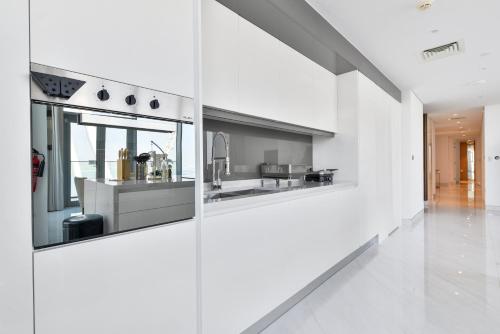Spectacular 3 BR condo with maids room facing the Dubai Eye, Dubai (photo 11)