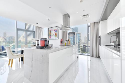 Spectacular 3 BR condo with maids room facing the Dubai Eye, Dubai (photo 9)
