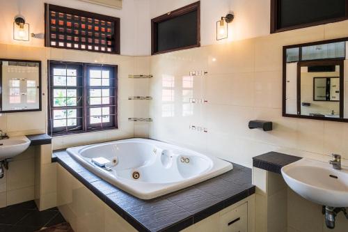 6BR San He Yuan RIAD Private Pool Villa KLCC View by Verano