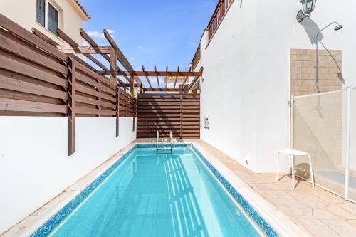 Peldbaseins, Villa Rosedale by Ezoria Villas in Sotira