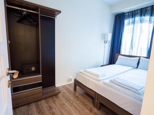 3 twin beds