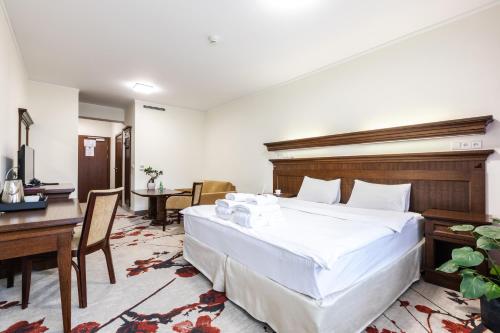 1 queen bed, 1 sofa bed